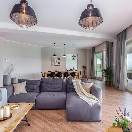 Amazing In With Sauna, Wifi And Outdoor Swimming Pool *