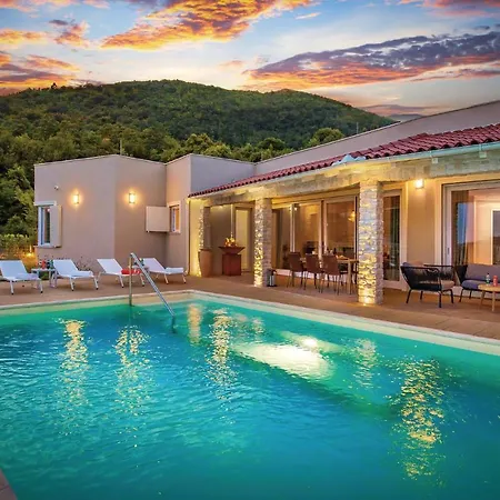 Amazing In With Sauna, Wifi And Outdoor Swimming Pool * Veprinac