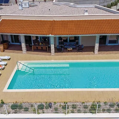 Amazing In With Sauna, Wifi And Outdoor Swimming Pool