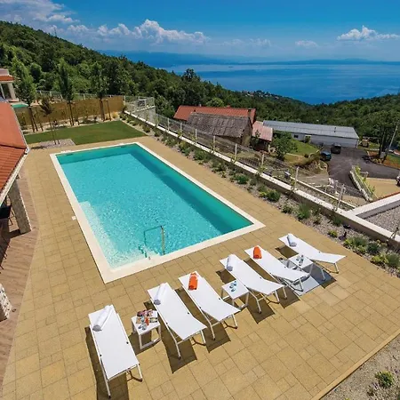 Amazing In With Sauna, Wifi And Outdoor Swimming Pool *