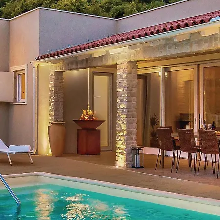בית נופש Amazing In With Sauna, Wifi And Outdoor Swimming Pool *