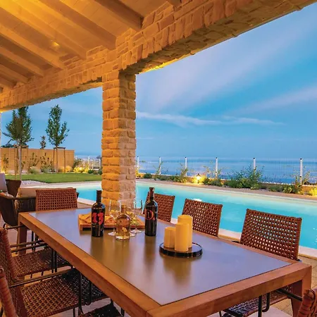 בית נופש Amazing In With Sauna, Wifi And Outdoor Swimming Pool *