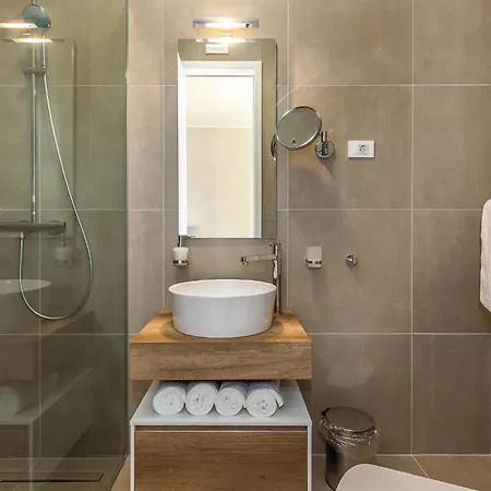 בית נופש Amazing In With Sauna, Wifi And Outdoor Swimming Pool Veprinac